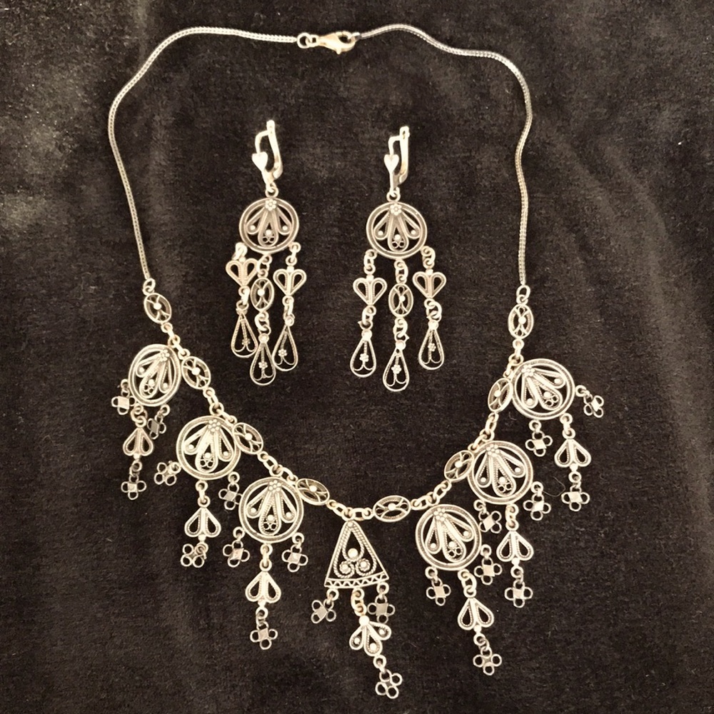 Silver coloured necklace and earrings set with delicate filigree pattern